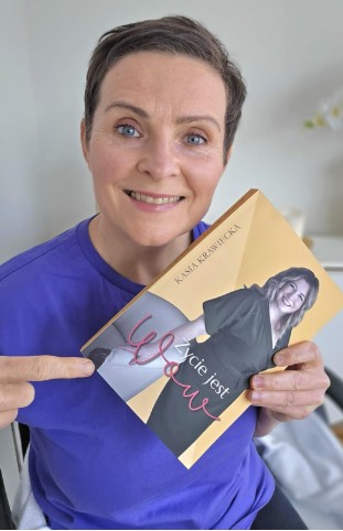 Gosia Górna holding a copy of Życie jest WOW by Katarzyna Krawiecka